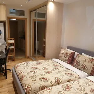 Luxury 1min Walk From Underground, With Free Parking Free Wifi Londen
